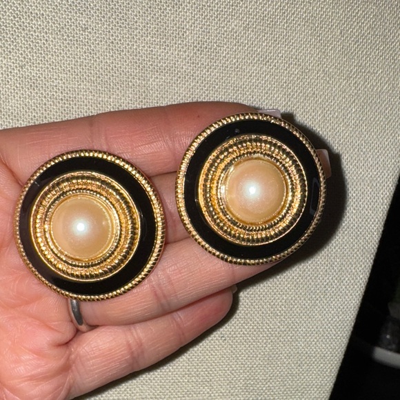 Richelieu Jewelry - Vintage Richelieu Gold and Black clip on Earrings